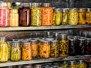 Einmachgaeser in einem Regal.