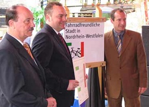 Präsentation der Aufnahme-Urkunde durch Harald Hilgers, Landesgeschäftsführer der AGFS, Bürgermeister Bodo Klimpe und Verkehrsminister Oliver Wittke